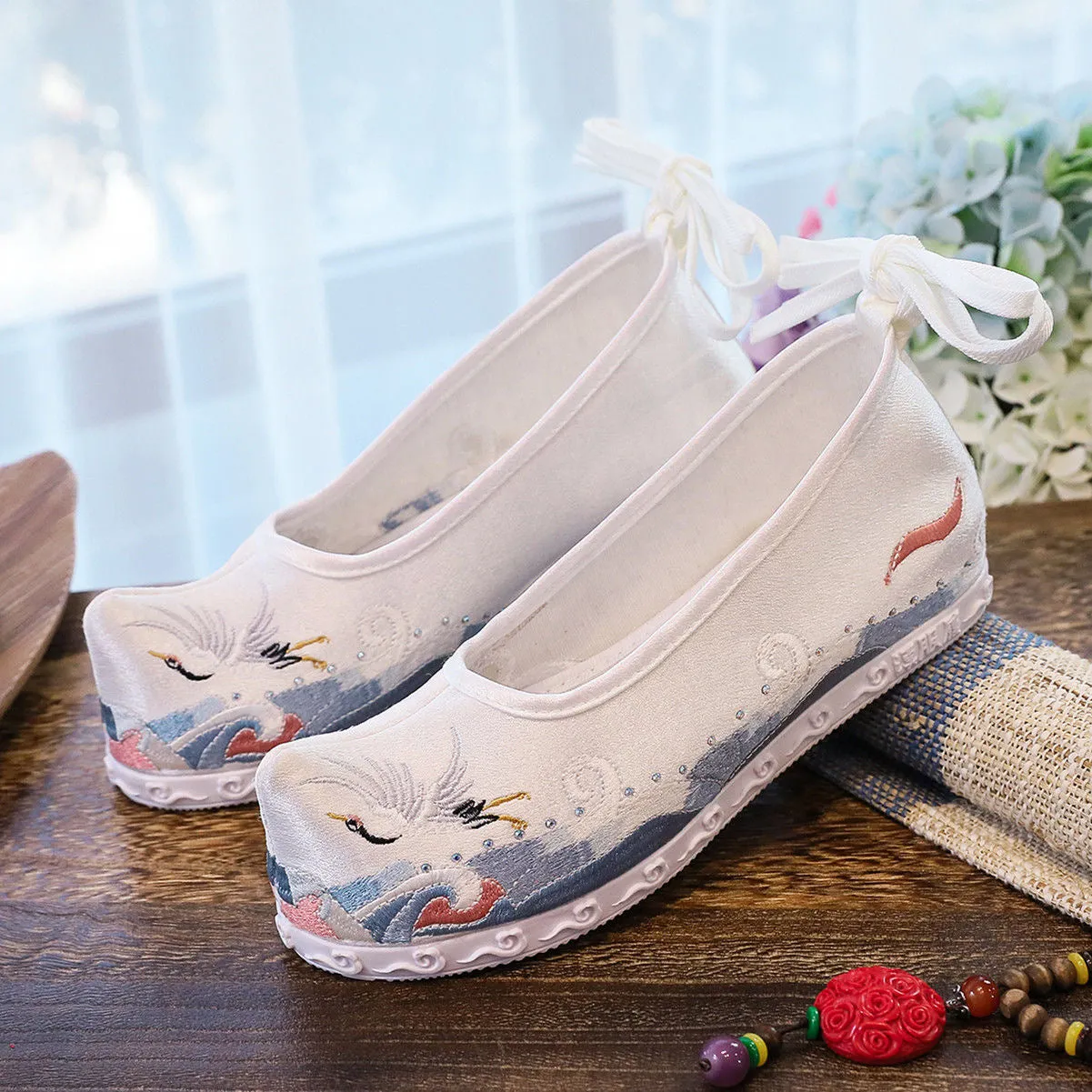 Hanfu Shoes: Gliding Crane